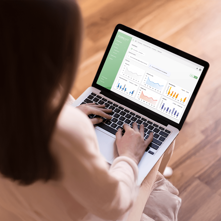 Een vrouw op een laptop waar Analytika te zien is.