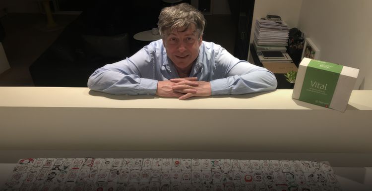 Kamagurka met alle sensoren op een tafel.