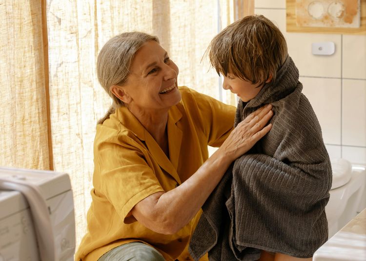Oma en zoon in de badkamer.