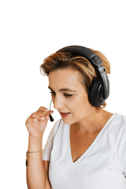 Een mevrouw met een headset aan.